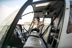 piloto de helicóptero privado comercial foto