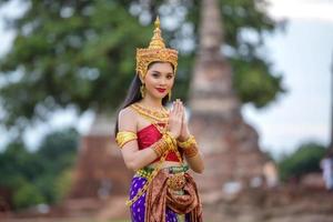 traje tailandés vestido de mujer hermosa, traje de estilo tailandés en Tailandia foto