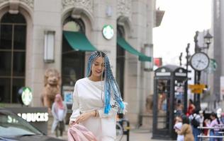 retrato de una joven de cabello azul, adolescente de pie en la calle como vida urbana. foto