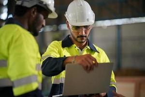 hombres profesionales, ingenieros, habilidades de los trabajadores, calidad, mantenimiento, trabajadores de la industria de capacitación, taller de almacén para operadores de fábrica, producción de equipos de ingeniería mecánica. foto