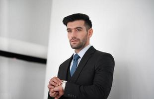 elegante joven guapo caucásico sobre fondo blanco, retrato de moda de estudio. foto