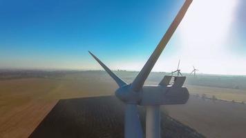 el funcionamiento de la energía de la turbina eólica, el cielo azul, el concepto de energía foto