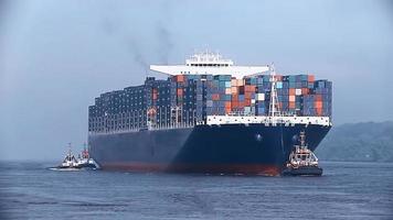 carga de contenedores en un buque de carga con grúa industrial. buque portacontenedores en empresa de logística comercial de importación y exportación. concepto de industria y transporte. foto