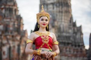 mujer de asia con vestido tradicional tailandés, el traje del vestido nacional de la antigua tailandia. foto