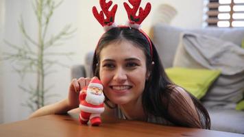 mujer atractiva joven celebrar vacaciones en vacaciones de navidad en homoe. foto