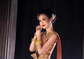 traje tailandés vestido de mujer hermosa, traje de estilo tailandés en Tailandia foto