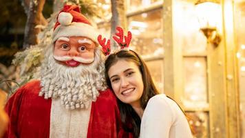 mujer atractiva joven celebrar vacaciones en vacaciones de navidad en homoe. foto