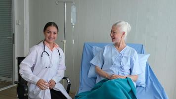 una doctora y un paciente anciano se revisan en el hospital. foto