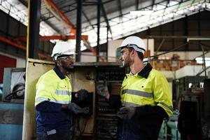 hombres profesionales, ingenieros, habilidades de los trabajadores, calidad, mantenimiento, trabajadores de la industria de capacitación, taller de almacén para operadores de fábrica, producción de equipos de ingeniería mecánica. foto