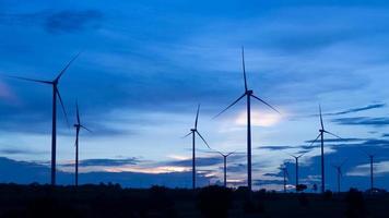 el funcionamiento de la energía de la turbina eólica, el cielo azul, el concepto de energía