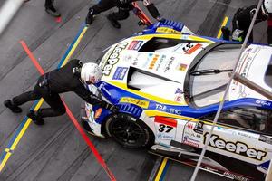 buriram, tailandia, 7 de octubre, carreras en equipo durante la carrera autobacs super gt round7 burirum united super gt race en el circuito internacional de chang, super gt race 2017, en buriram, tailandia. foto