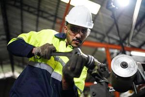 hombres profesionales, ingenieros, habilidades de los trabajadores, calidad, mantenimiento, trabajadores de la industria de capacitación, taller de almacén para operadores de fábrica, producción de equipos de ingeniería mecánica. foto