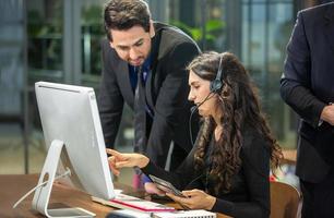 concepto de equipo de servicio. venta de operador o centro de contacto en la oficina, centro de llamadas de personas de información, oficina de soporte de ventas de equipo profesional de calidad. Empresa representante de medio ambiente en el lugar de trabajo. foto