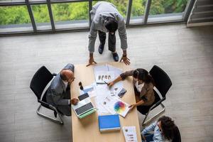 empresarios multiétnicos trabajando juntos en la oficina foto