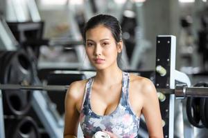 joven mujer asiática entrena y hace ejercicio en el gimnasio.