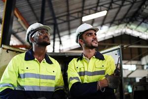 hombres profesionales, ingenieros, habilidades de los trabajadores, calidad, mantenimiento, trabajadores de la industria de capacitación, taller de almacén para operadores de fábrica, producción de equipos de ingeniería mecánica. foto