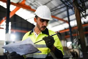 hombres profesionales, ingenieros, habilidades de los trabajadores, calidad, mantenimiento, trabajadores de la industria de capacitación, taller de almacén para operadores de fábrica, producción de equipos de ingeniería mecánica. foto