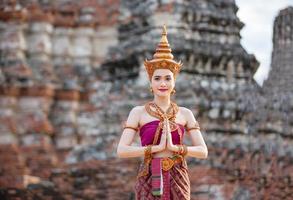 mujer de asia con vestido tradicional tailandés, el traje del vestido nacional de la antigua tailandia. foto