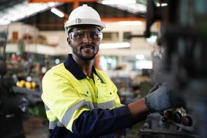 hombres profesionales, ingenieros, habilidades de los trabajadores, calidad, mantenimiento, trabajadores de la industria de capacitación, taller de almacén para operadores de fábrica, producción de equipos de ingeniería mecánica. foto