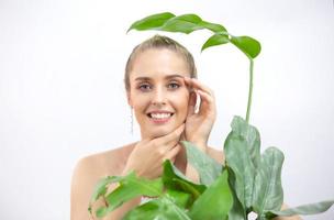 retrato, de, mujer joven, sonriente, encima, blanco, fondo gris foto