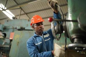 los ingenieros de mantenimiento están trabajando frente a la reparación automatizada de maquinaria cnc en una lista de verificación de mantenimiento en la línea de producción. foto