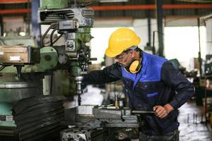 hombres profesionales, ingenieros, habilidades de los trabajadores, calidad, mantenimiento, trabajadores de la industria de capacitación, taller de almacén para operadores de fábrica, producción de equipos de ingeniería mecánica. foto