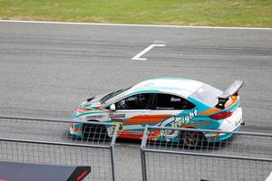 buriram, tailandia, 7 de octubre, carreras en equipo durante la carrera autobacs super gt round7 burirum united super gt race en el circuito internacional de chang, super gt race 2017, en buriram, tailandia. foto