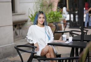 retrato de una joven de cabello azul, adolescente de pie en la calle como vida urbana. foto