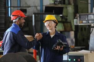 hombres profesionales, ingenieros, habilidades de los trabajadores, calidad, mantenimiento, trabajadores de la industria de capacitación, taller de almacén para operadores de fábrica, producción de equipos de ingeniería mecánica. foto