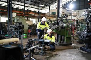 hombres profesionales, ingenieros, habilidades de los trabajadores, calidad, mantenimiento, trabajadores de la industria de capacitación, taller de almacén para operadores de fábrica, producción de equipos de ingeniería mecánica. foto