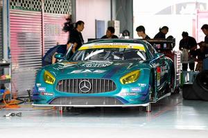 buriram, tailandia, 7 de octubre, carreras en equipo durante la carrera autobacs super gt round7 burirum united super gt race en el circuito internacional de chang, super gt race 2017, en buriram, tailandia. foto