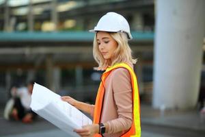 arquitecto de ingeniero de construcción que trabaja en el sitio de construcción y gestión en el sitio de construcción foto