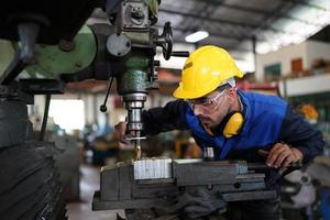 hombres profesionales, ingenieros, habilidades de los trabajadores, calidad, mantenimiento, trabajadores de la industria de capacitación, taller de almacén para operadores de fábrica, producción de equipos de ingeniería mecánica. foto