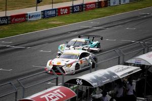 buriram, tailandia, 7 de octubre, carreras en equipo durante la carrera autobacs super gt round7 burirum united super gt race en el circuito internacional de chang, super gt race 2017, en buriram, tailandia. foto