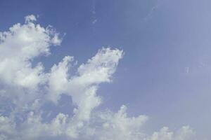 cielo azul con nubes blancas naturales. cielo de verano de fondo. foto