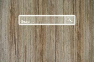 barra de búsqueda en línea navegando en la mesa de madera. idea para buscar navegar datos información redes foto