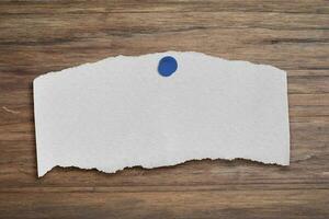papel blanco post-it sobre fondo de mesa de madera. copia espacio para tu texto foto