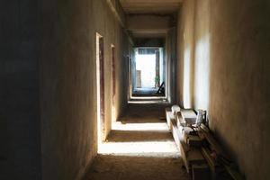 interior de un antiguo edificio abandonado foto