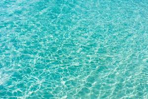 océano con agua azul transparente foto