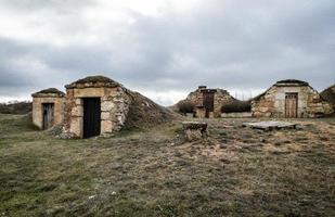 Entradas a sótanos de metro construidos en piedra, en el pueblo de soria. hobbit casas foto