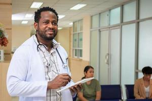 americano - retrato de médico de etnia negra en retrato de hospital. foto