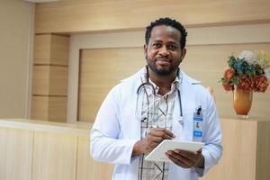 americano - retrato de médico de etnia negra en retrato de hospital. foto