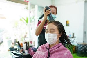 mujer con un corte de pelo. foto