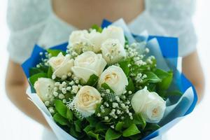 mujer joven asiática feliz sosteniendo un hermoso ramo de flores. foto