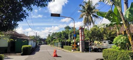 magelang, 2022. instalación de señales de tráfico en la bifurcación de la carretera foto