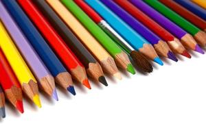 crayones lápices de colores y pinceles para pinturas foto