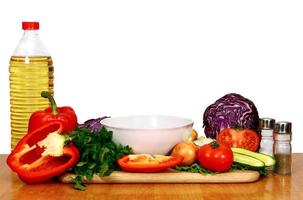 aceite de semilla de girasol y verduras para la preparación de ensalada foto