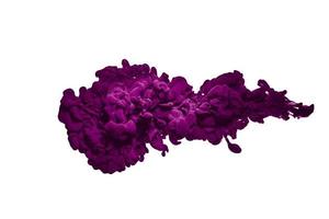 nube de salpicaduras de pintura púrpura abstracta aislada sobre fondo blanco. foto