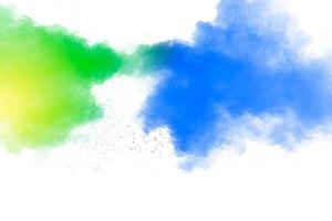 explosión de polvo multicolor sobre fondo blanco. nube de salpicaduras de polvo de color sobre fondo blanco. foto