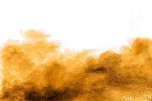 congelar el movimiento de la explosión de polvo marrón sobre fondo blanco. detener el movimiento del polvo holi marrón. foto